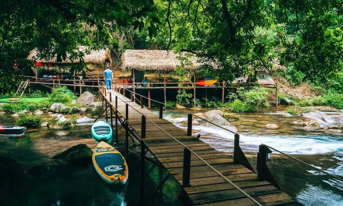 Cầu gỗ giữa suối Chà Cùng 