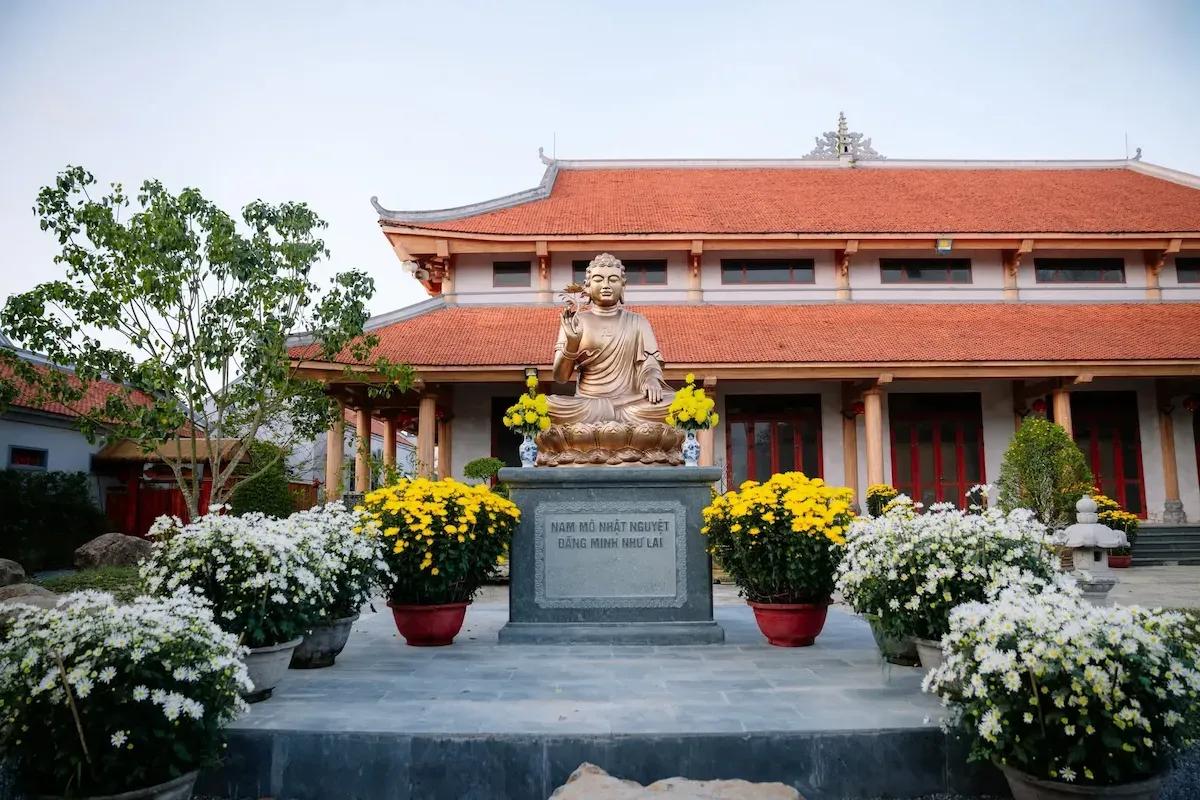 Tượng Phật uy nghiêm giữa sân chùa Hoằng Phúc