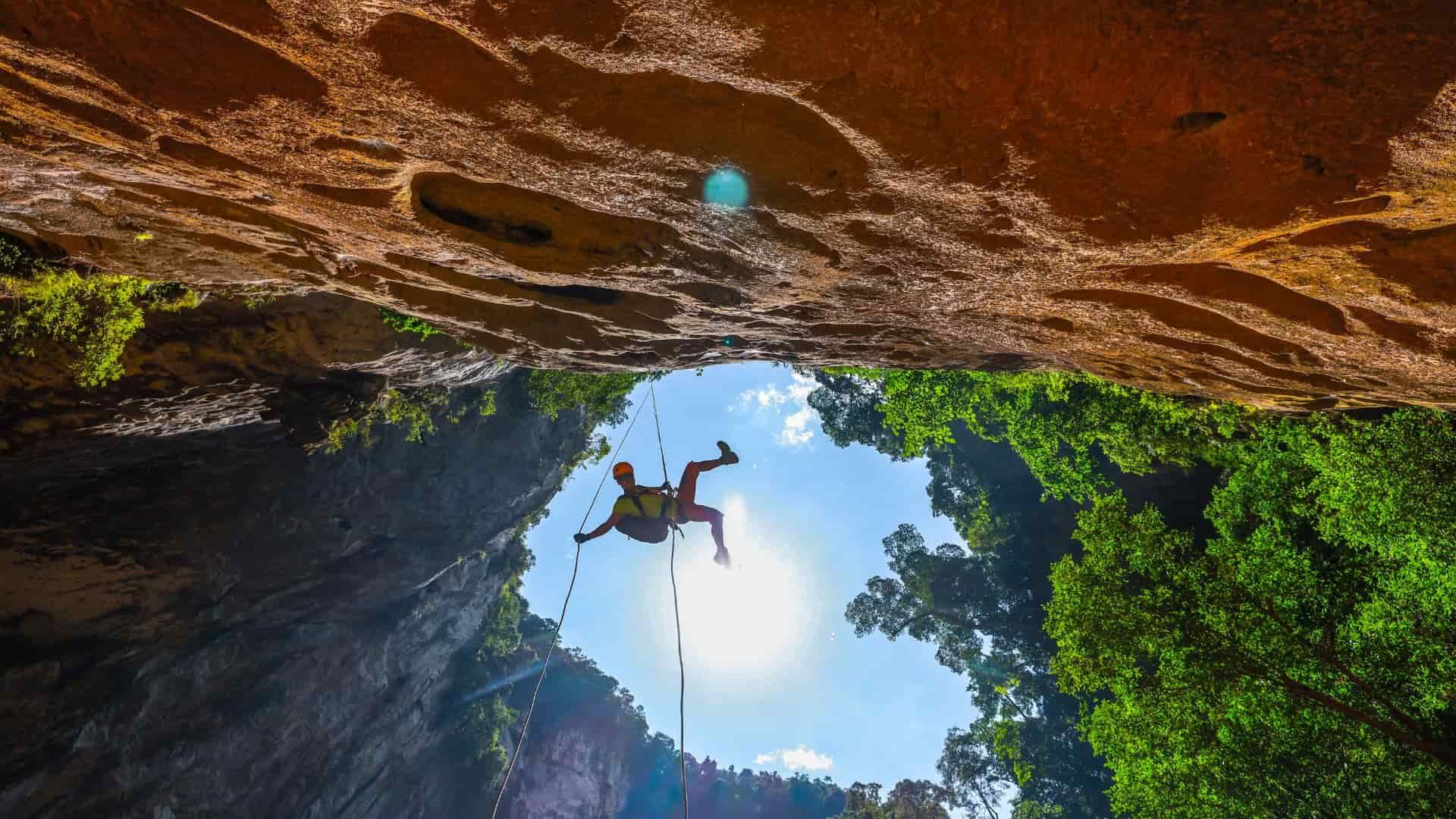 Hoạt động đu dây 100m tại Hố sụt Kong