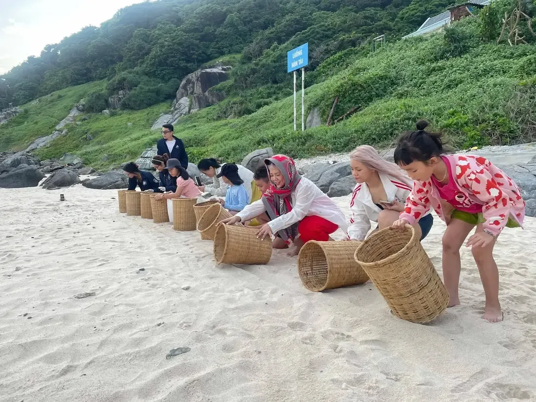 Du khách trải nghiệm thả rùa con về biển tại Hòn Tài