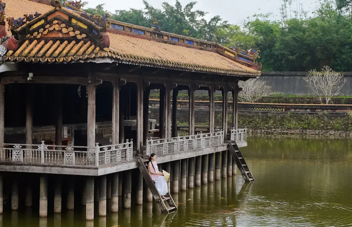Du khách đang ngồi ngắm cảnh ở Xung Khiêm Tạ