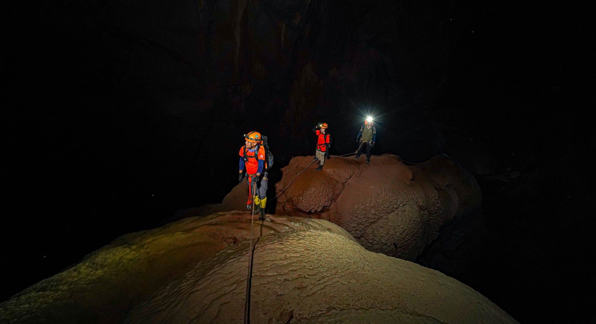 Đu Dây Nơi Sống Lưng Khủng Long Trong Hang Hổ