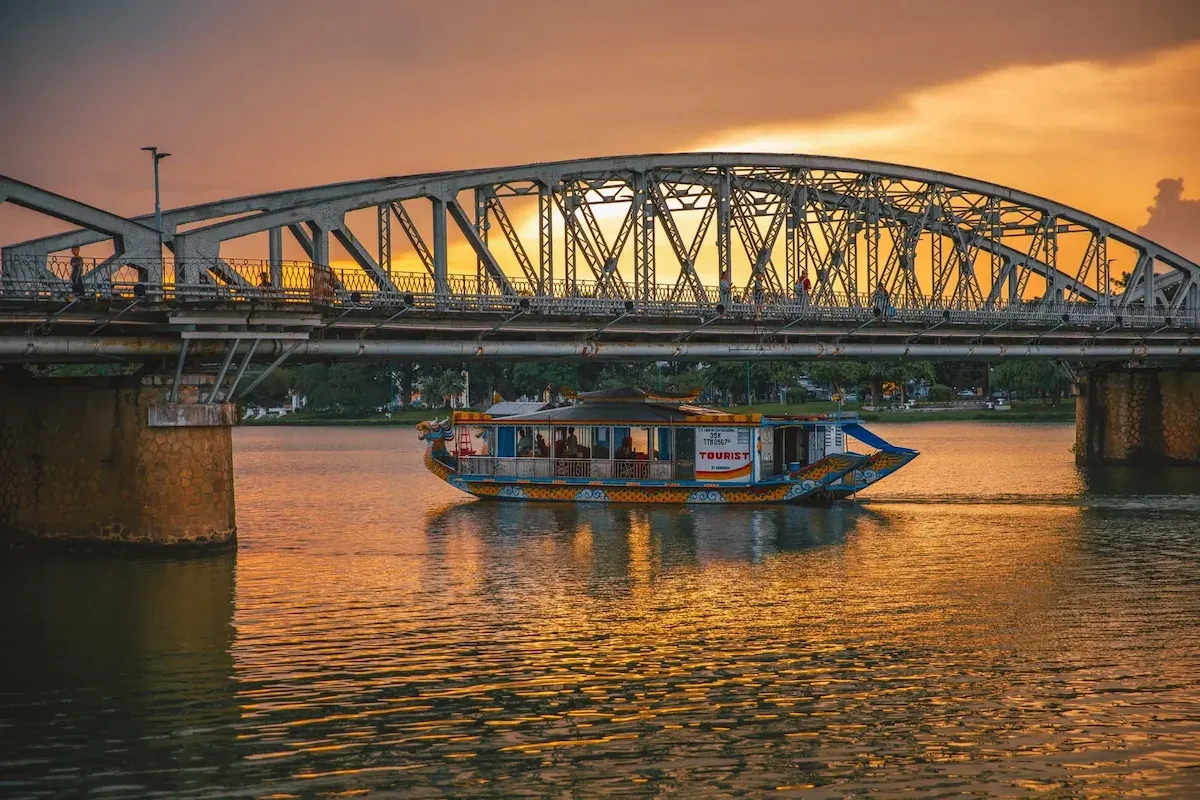 Trải nghiệm đi thuyền rồng trên sông Hương