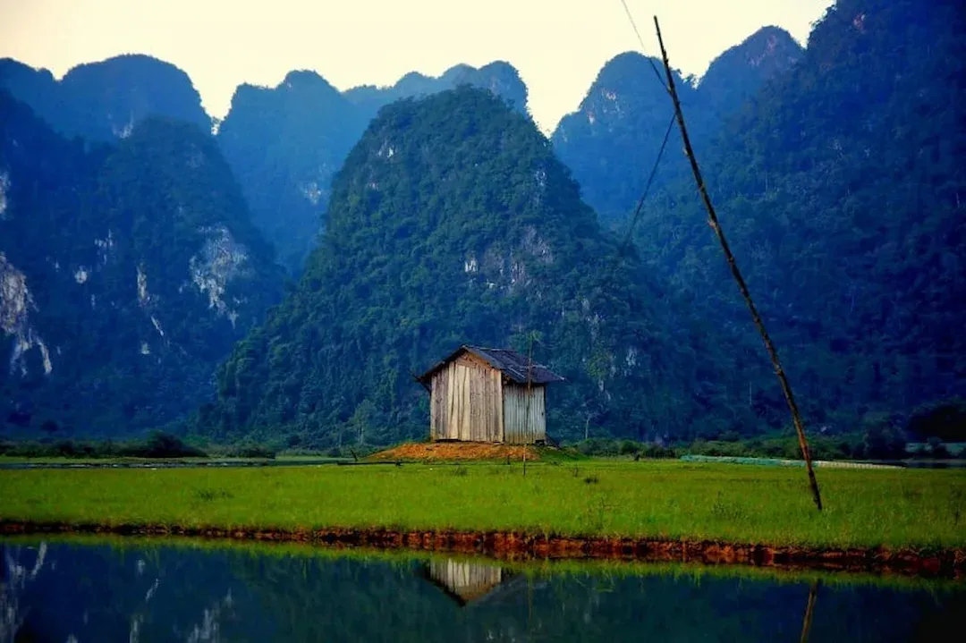 Kong Skull Island filming location at Yen Phu Lake in Ninh Binh, Vietnam with limestone mountains