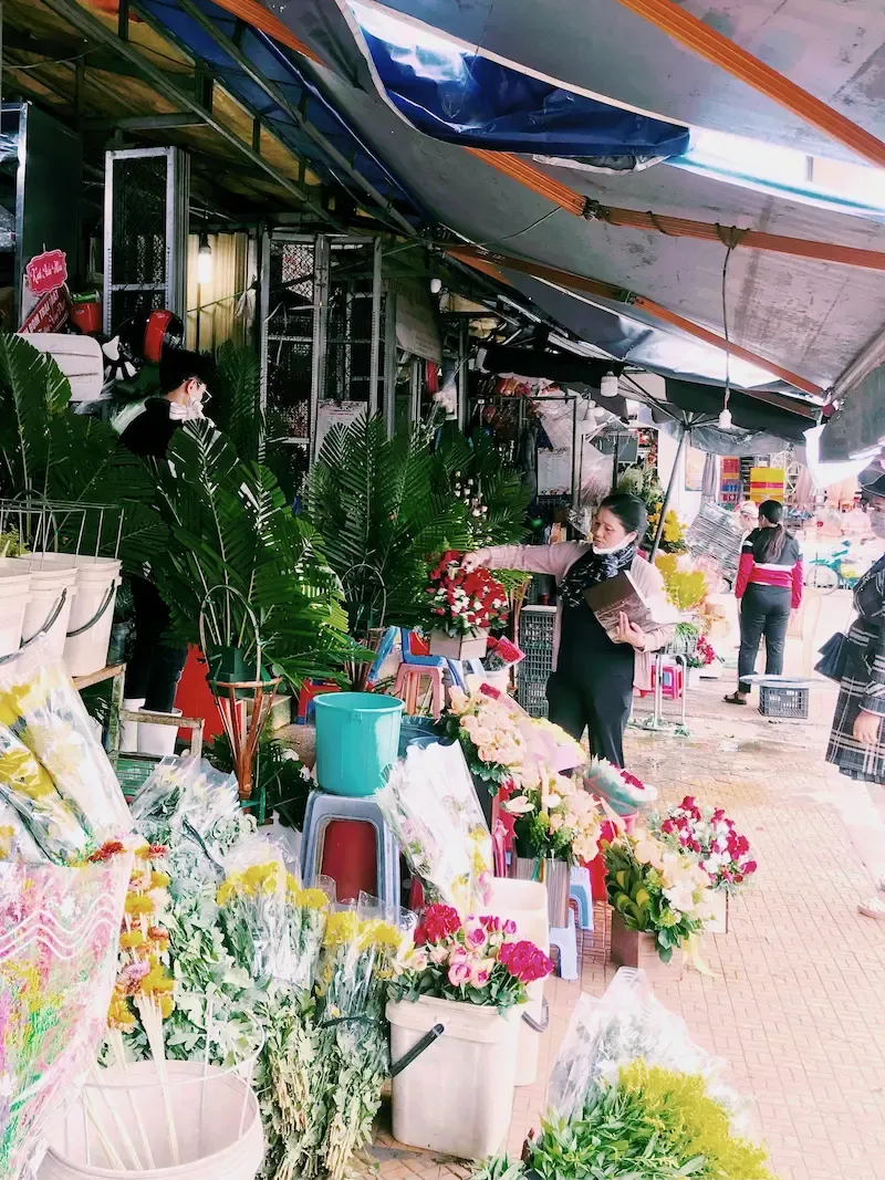 2. You Can Bargain Reasonably in Ho Thi Ky Flower Market