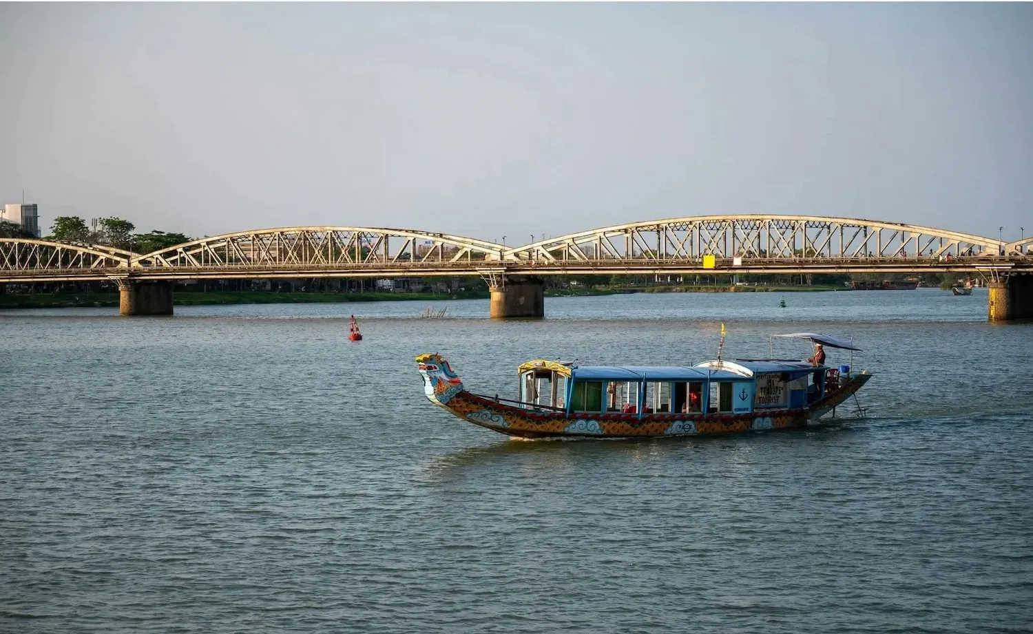 Cầu Trường Tiền và thuyền trên sông Hương