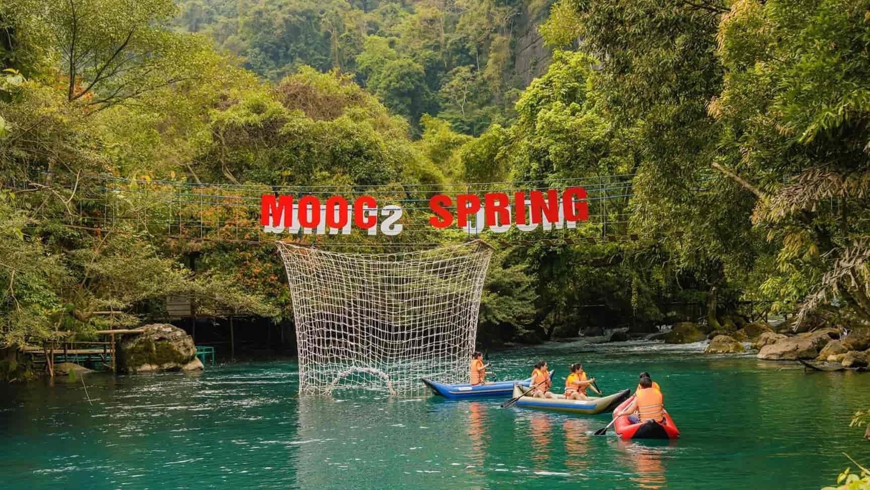 Cảnh Sắc Thơ Mộng Tại Suối Nước Moọc Vào Mùa Hè