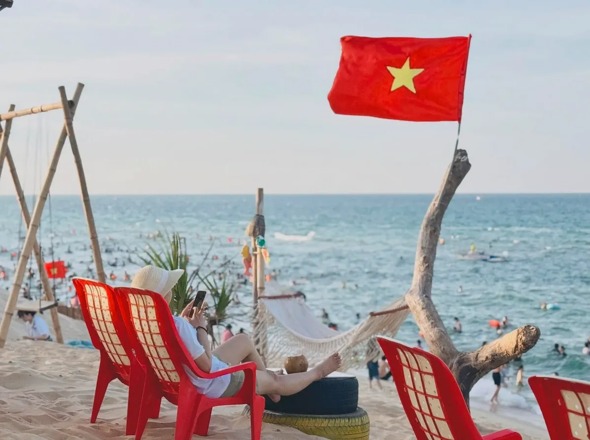 Khách du lịch tại biển Bảo Ninh