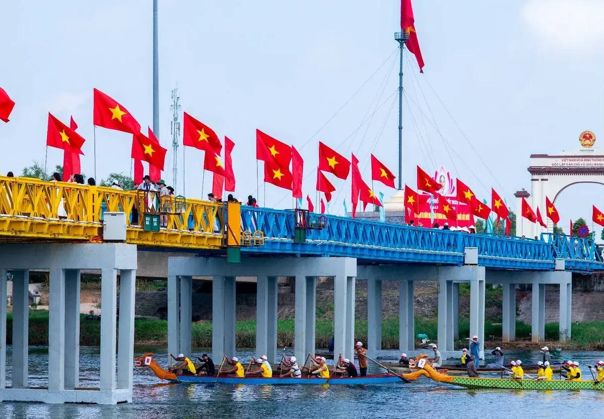 Toàn cảnh cầu Hiền Lương và sông Bến Hải