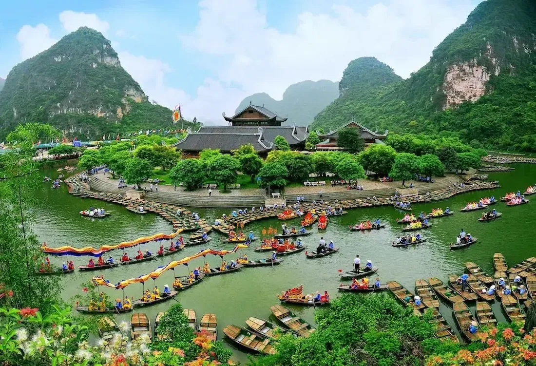 Du ngoạn bằng thuyền tại Tràng An