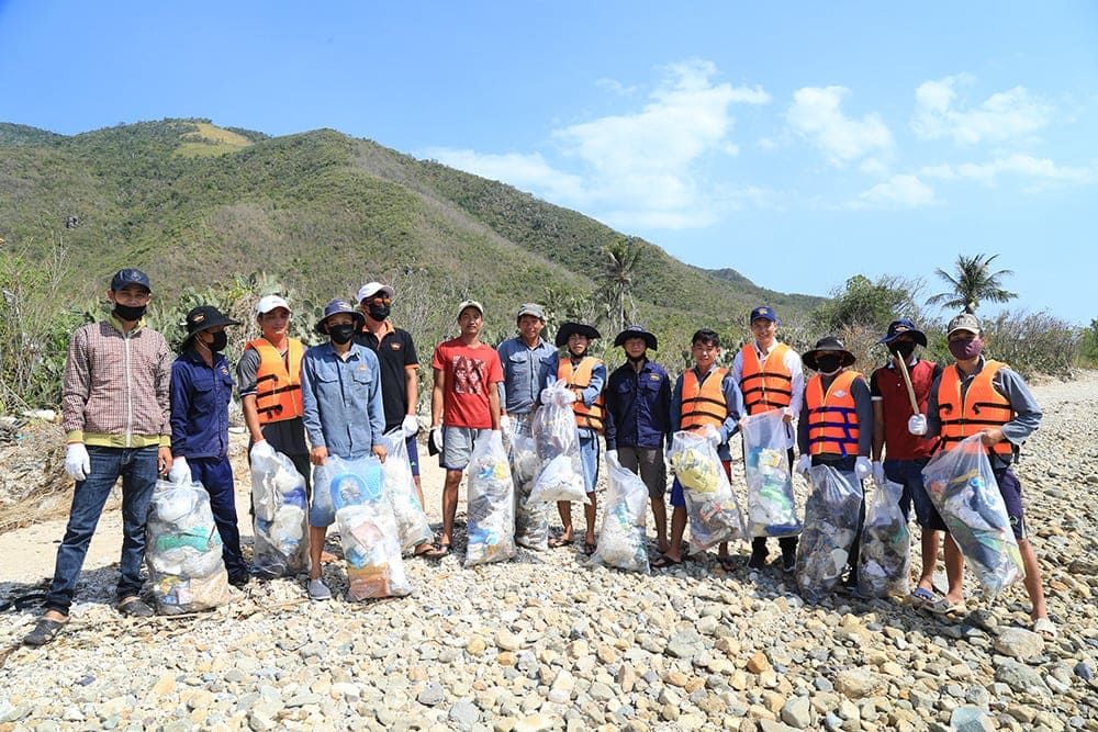 Responsibile Travelers Picking up Trash in Ha Giang, Vietnam