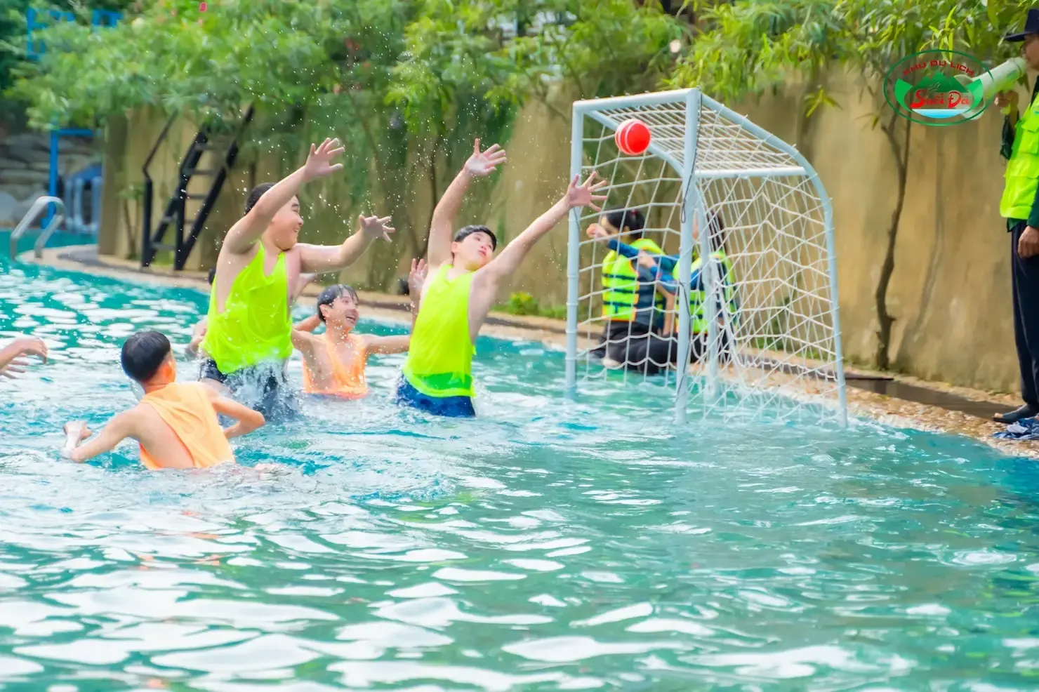 Chơi bóng ném ở Suối Đá