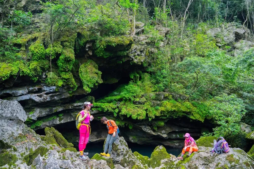 Du khách nghỉ chân tại hang Trạ Ang