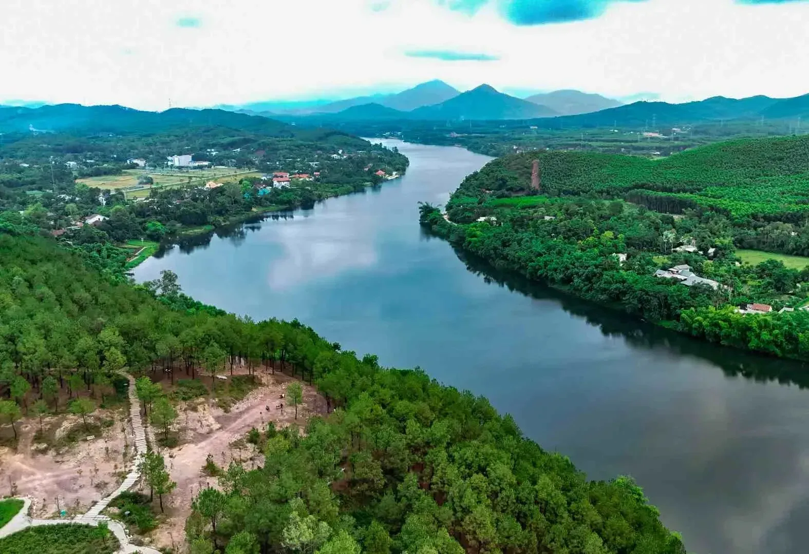 Đồi Vọng Cảnh và sông Hương nhìn từ trên cao