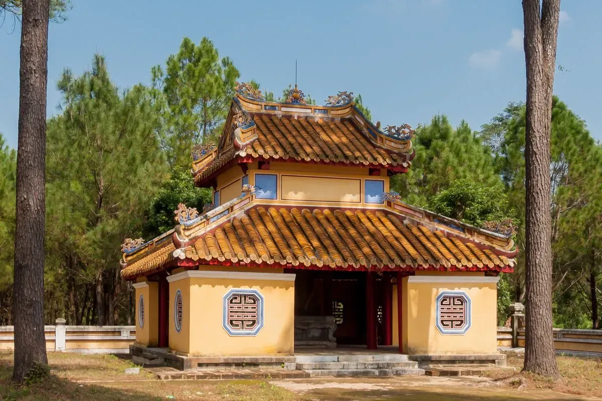 Bi đình và tấm bia tại lăng Gia Long