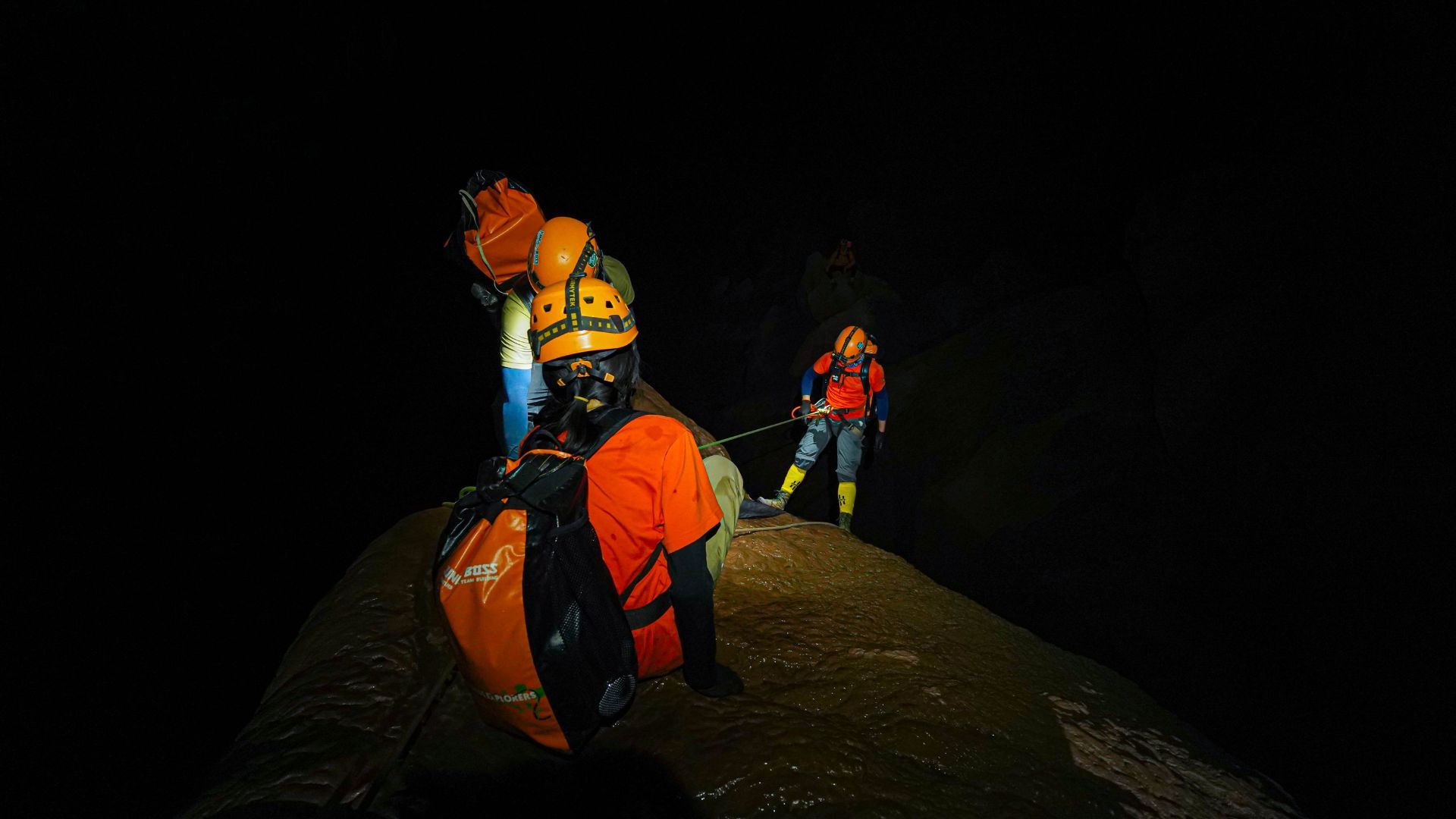 đu dây sống lưng khủng long hang pygmy