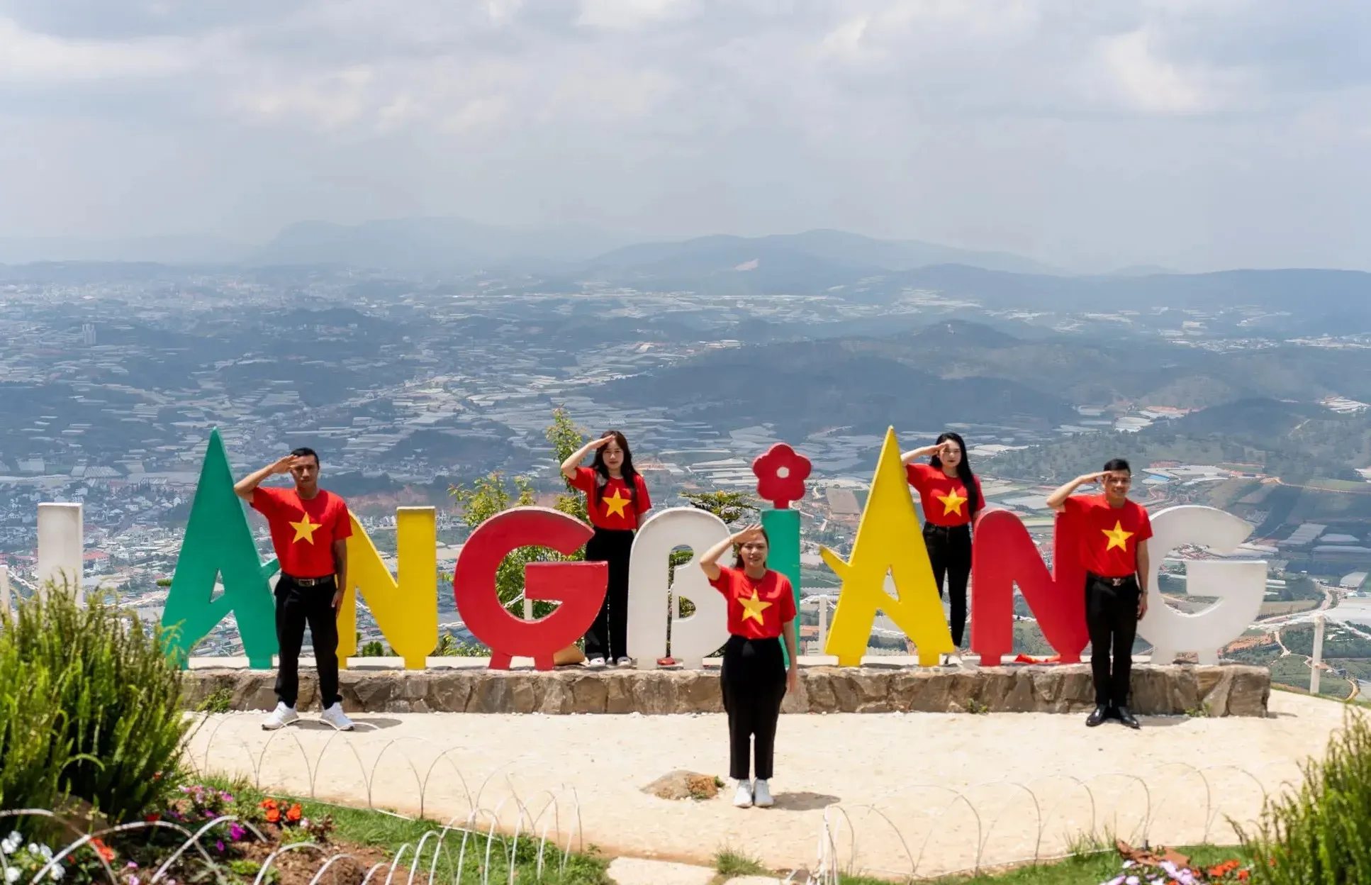 kham pha dinh langbiang da lat gia ve kinh nghiem 2026
