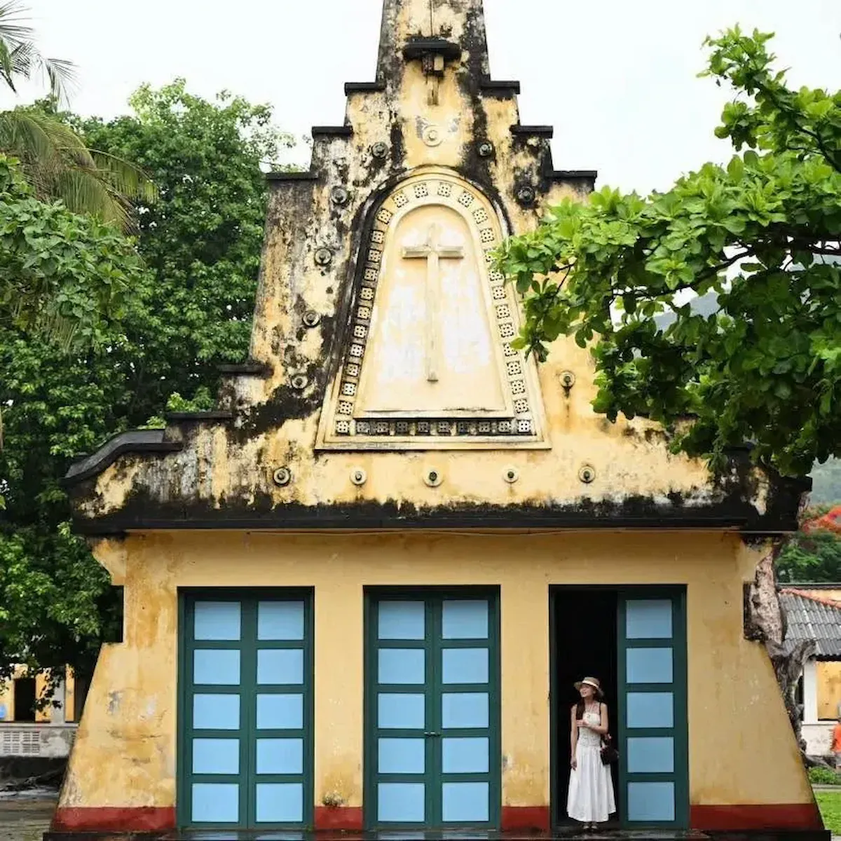 Du khách tham quan Nhà tù Côn Đảo