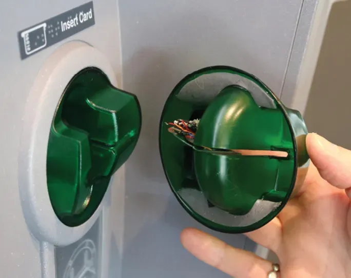 Máy quẹt thẻ giả gắn tại cây ATM