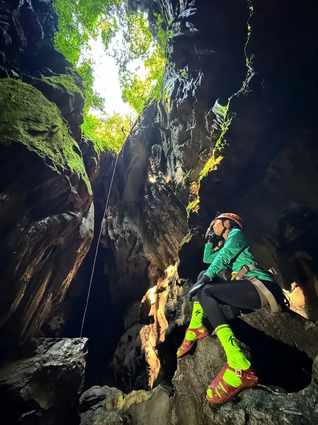 cô gái mặc dép rọ trong tour Hung Thòong