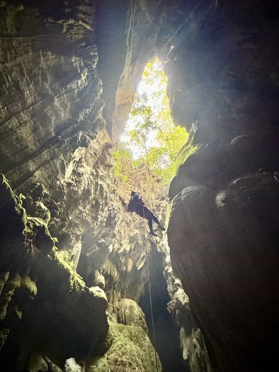 25m Rappelling at Thung Cave