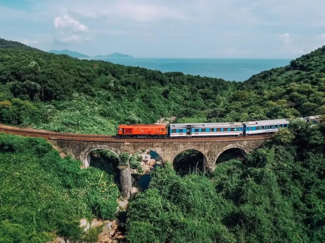 Tàu hỏa đi qua cầu vòm Đồn Cả