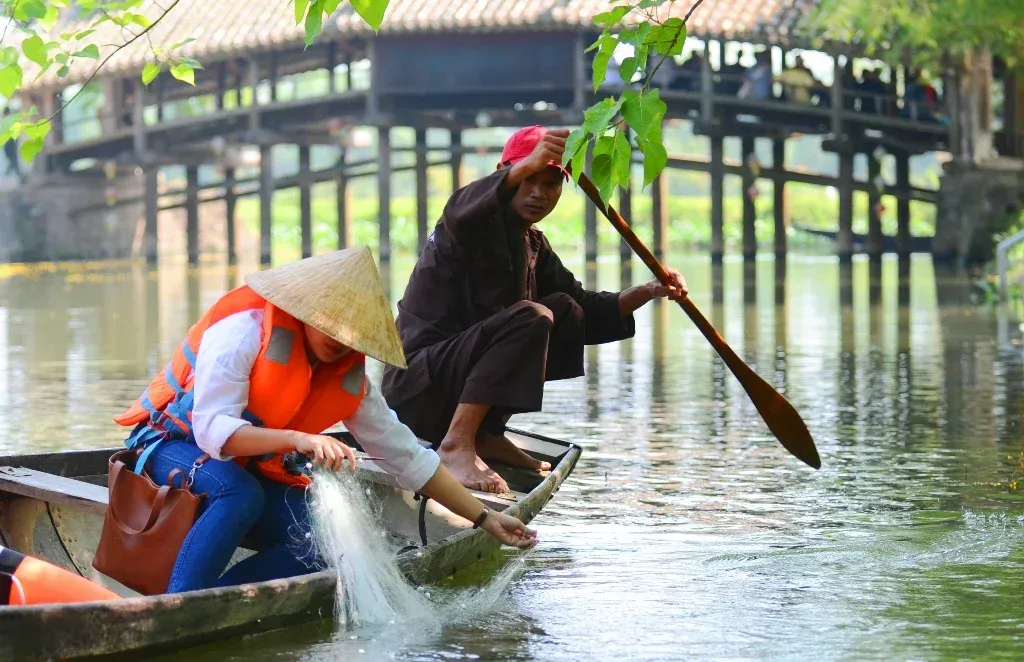 Trải nghiệm thả lưới chèo thuyền bên Cầu Ngói Thanh Toàn
