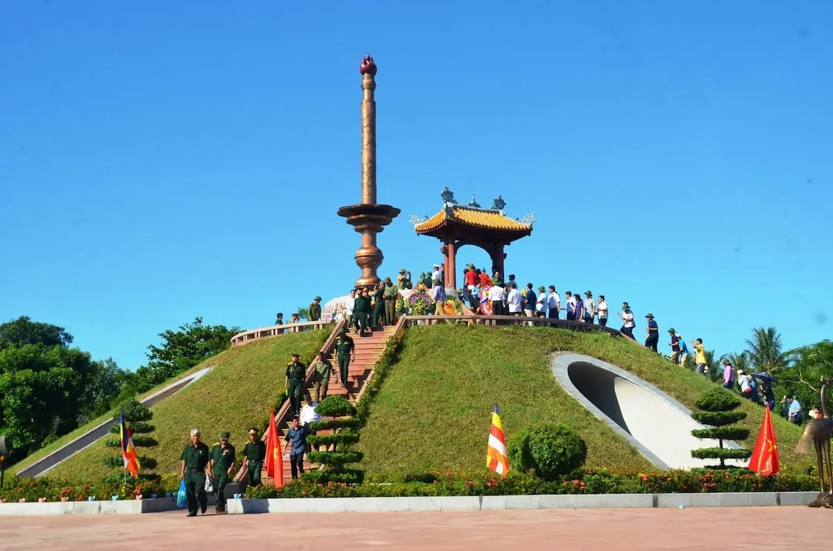 Đoàn người dâng hương tại Thành cổ Quảng Trị