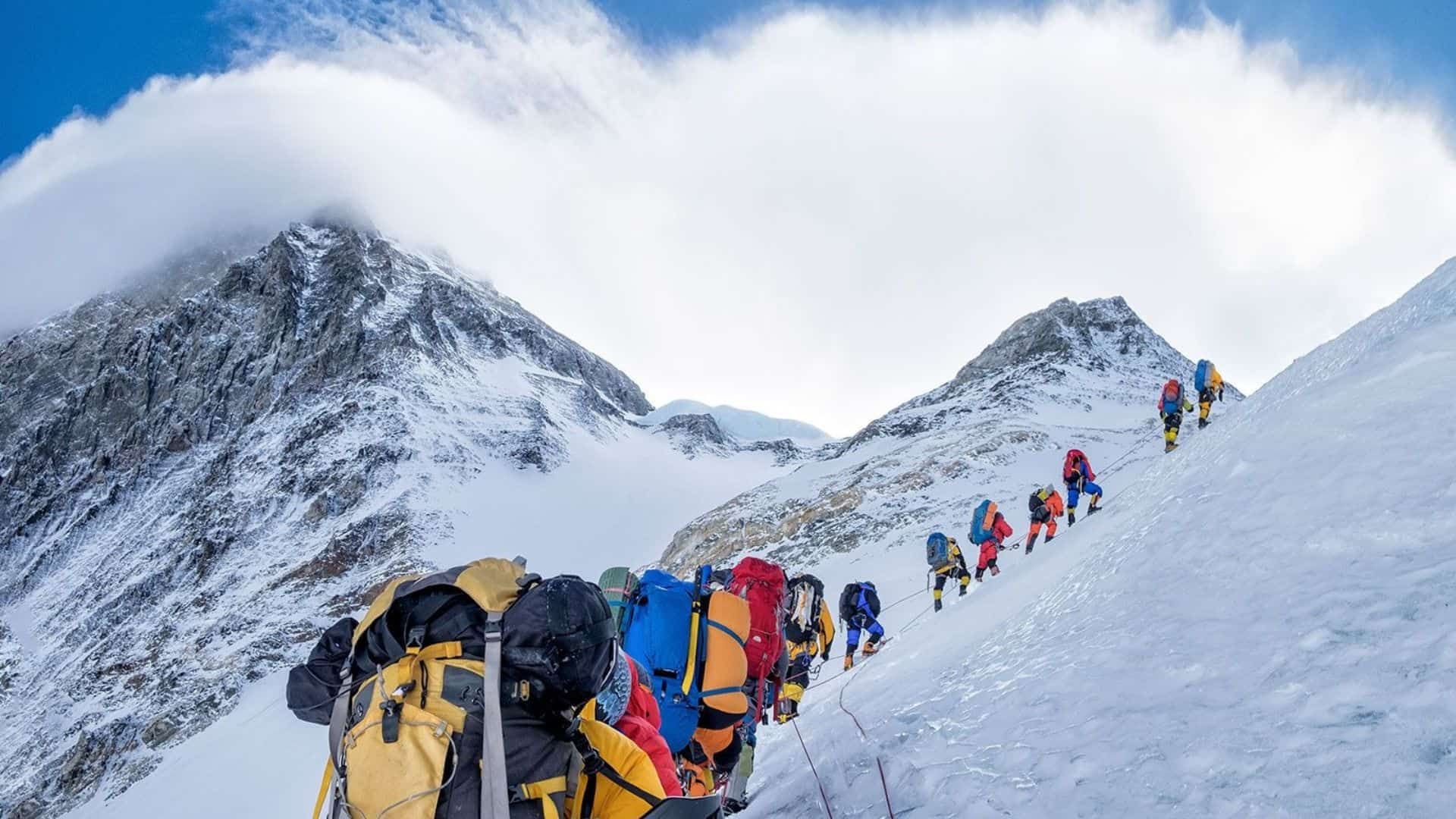 Everest là một trong những đỉnh núi mà  nhà thám hiểm nào cũng muốn chinh phục