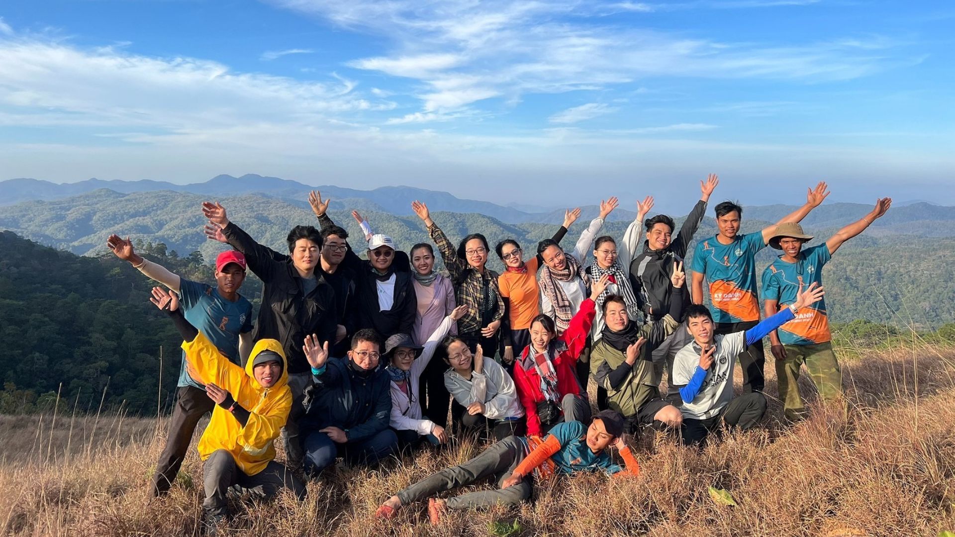 Du khách thích thú tham gia tour trekking Tà Năng