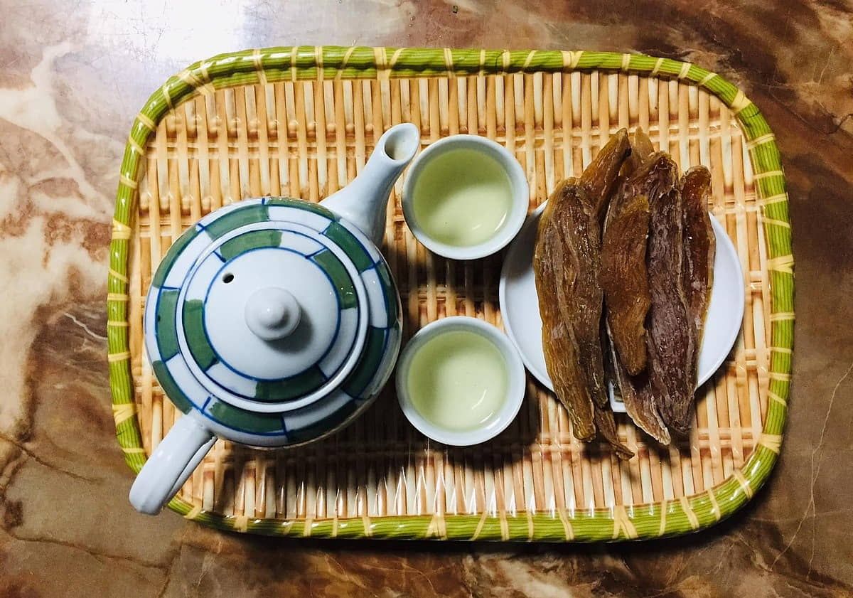 Nhâm Nhi Khoai Deo Quảng Bình Cùng Tách Trà Nóng