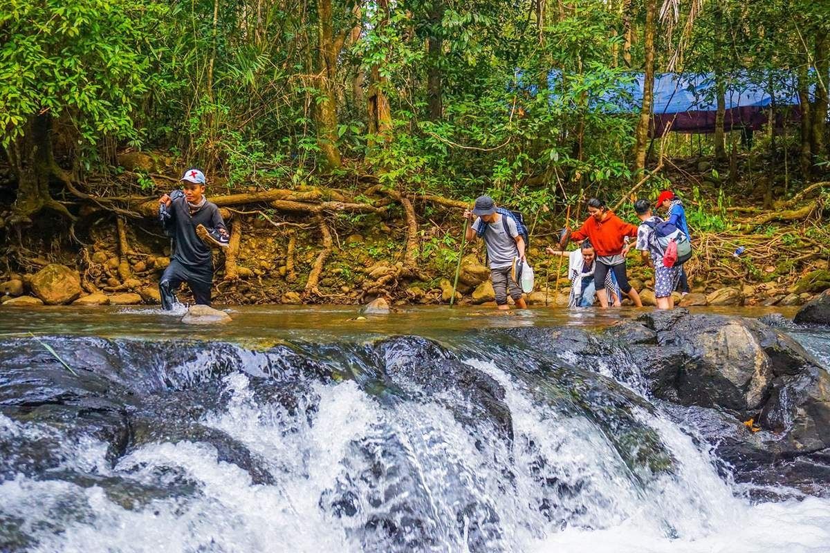 Du Khách Lội Suối Trong Tour Trekking Bù Gia Mập
