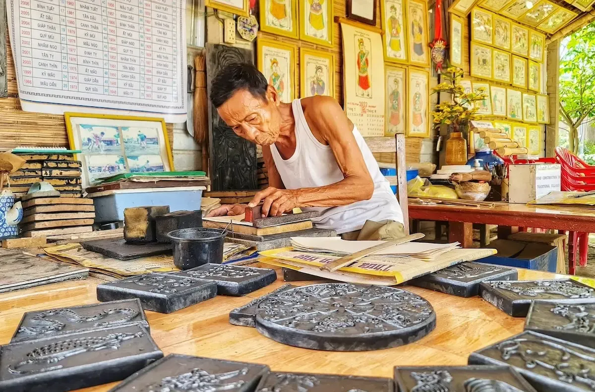 Nghệ nhân làm tranh dân gian tại làng Sình