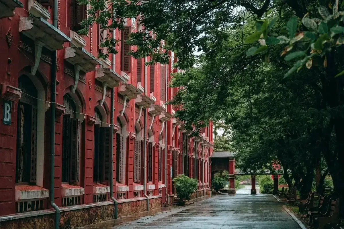 Hành làng trường Quốc học Huế