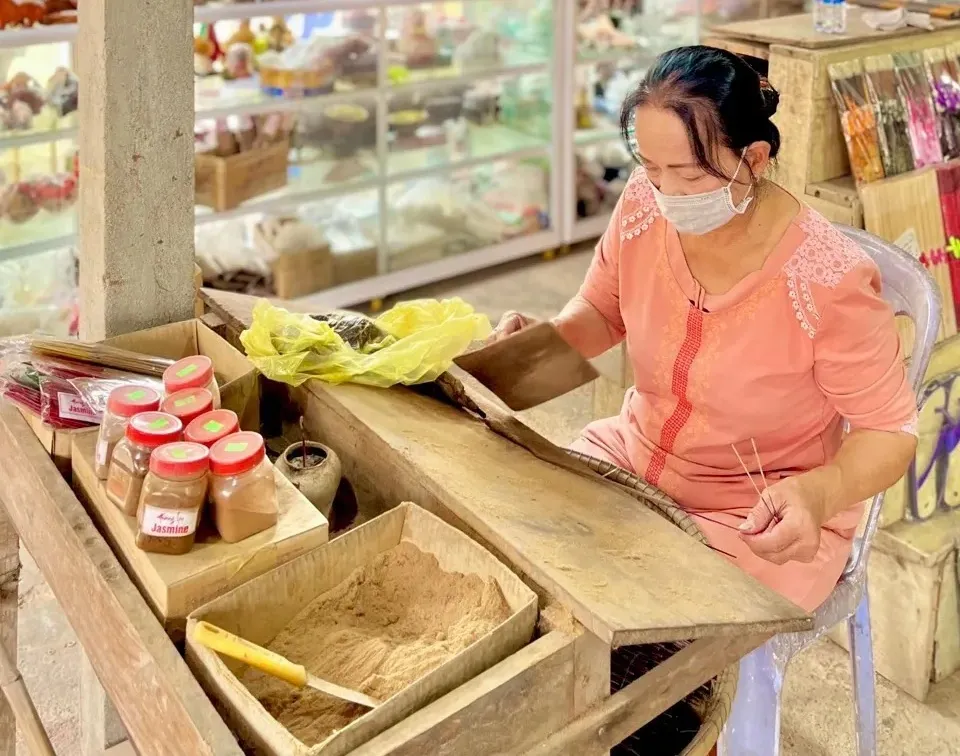 Nghệ nhân se hương theo phương pháp thủ công