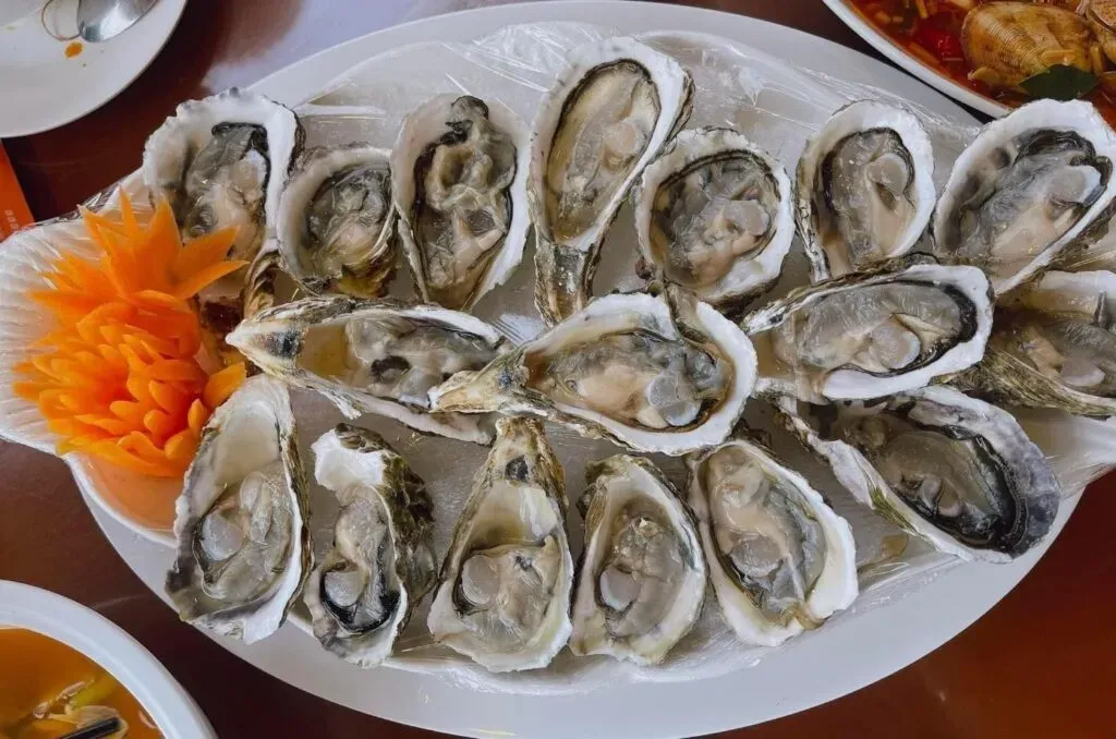 Món hàu tươi sống tại biển Lăng Cô
