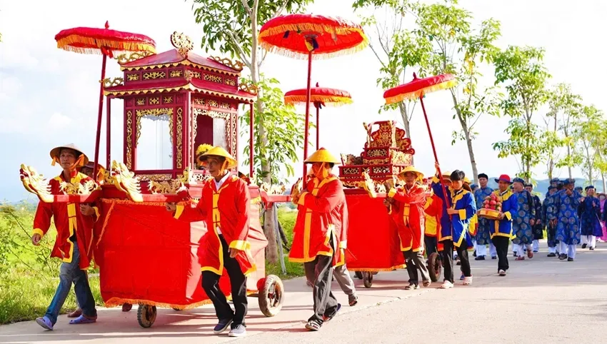 Nghi lễ rước kiệu Bà Trần Thị Đạo tại Cầu Ngói Thanh Toàn