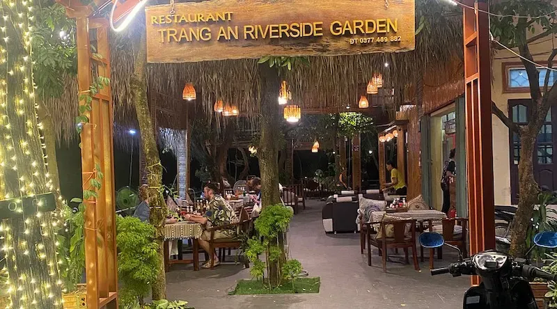 Trang an Riverside Restaurant Is Really Popular for Its Delicious Food in a Budget