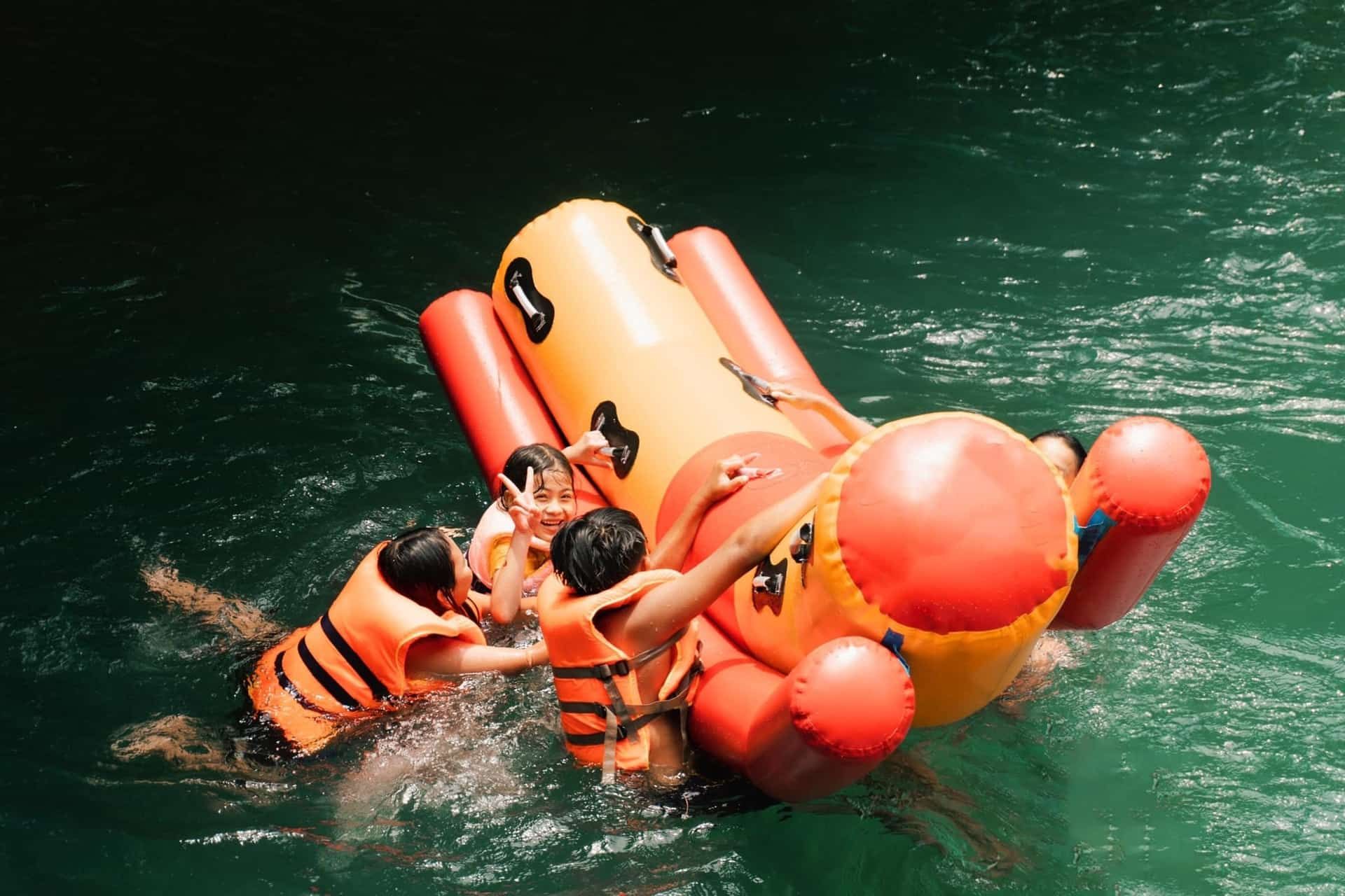 các bạn nhỏ vui chơi ở suối nước moọc