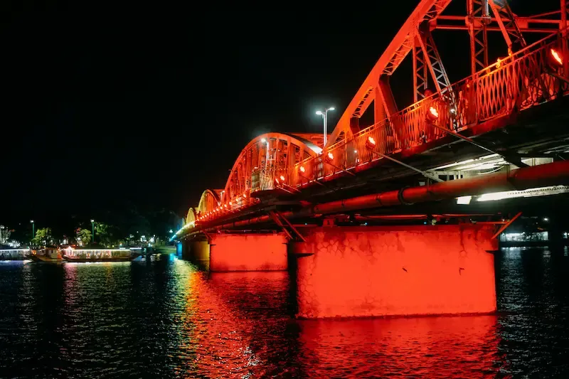 3.hoan Kiem Lake Bridge Glows Beautiful Red During Sunset