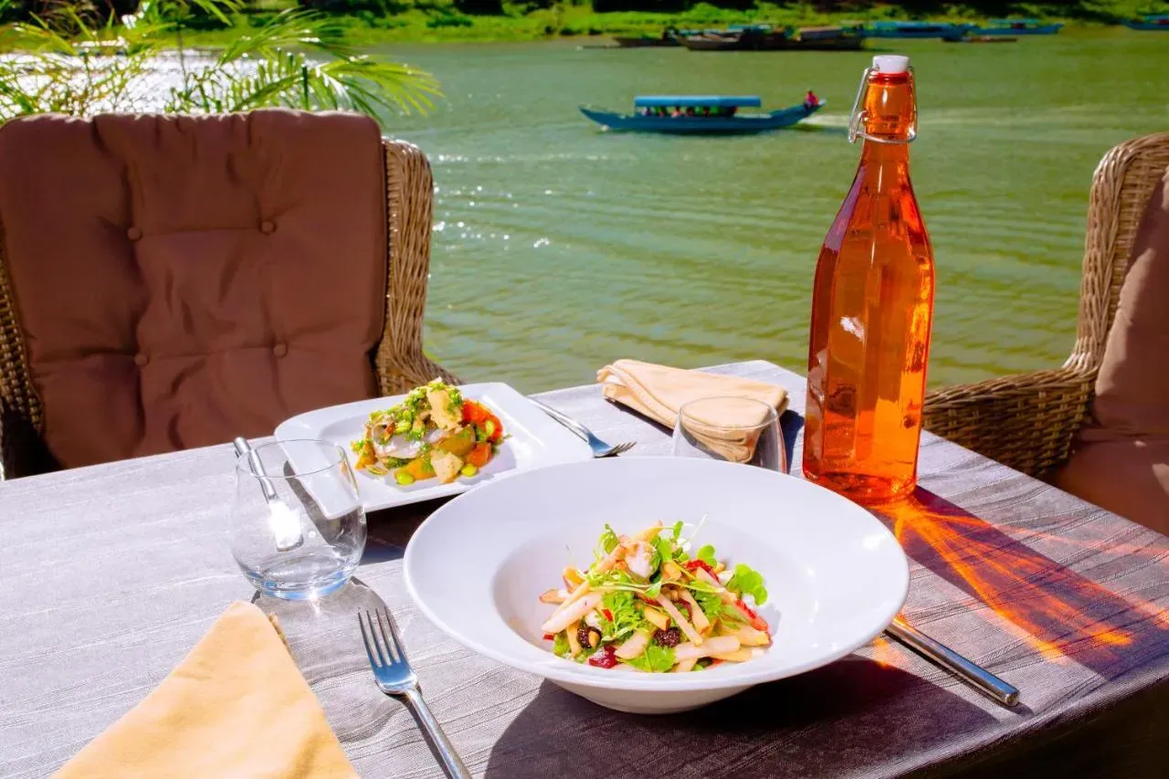 Bữa sáng nhìn ra sông Son thơ mộng