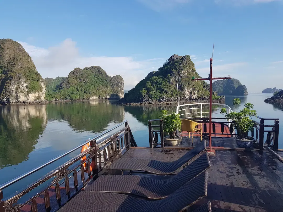 Descending Dragon Bay Halong Bay cruise view