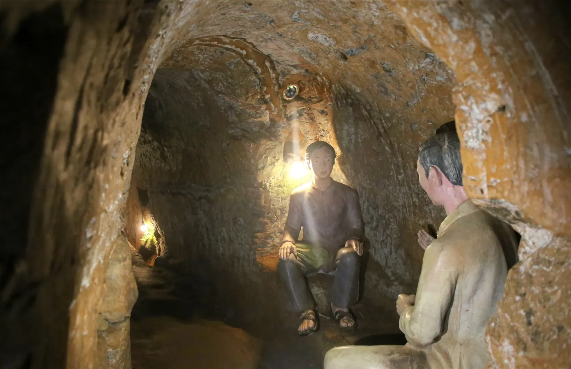 tham quan dia dao vinh moc noi su song nay mam giua bom roi