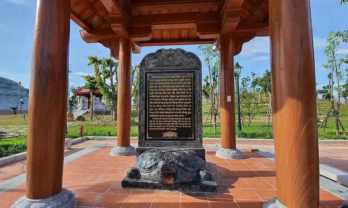 Bia đá tại Quảng trường Hồ Chí Minh Đồng Hới