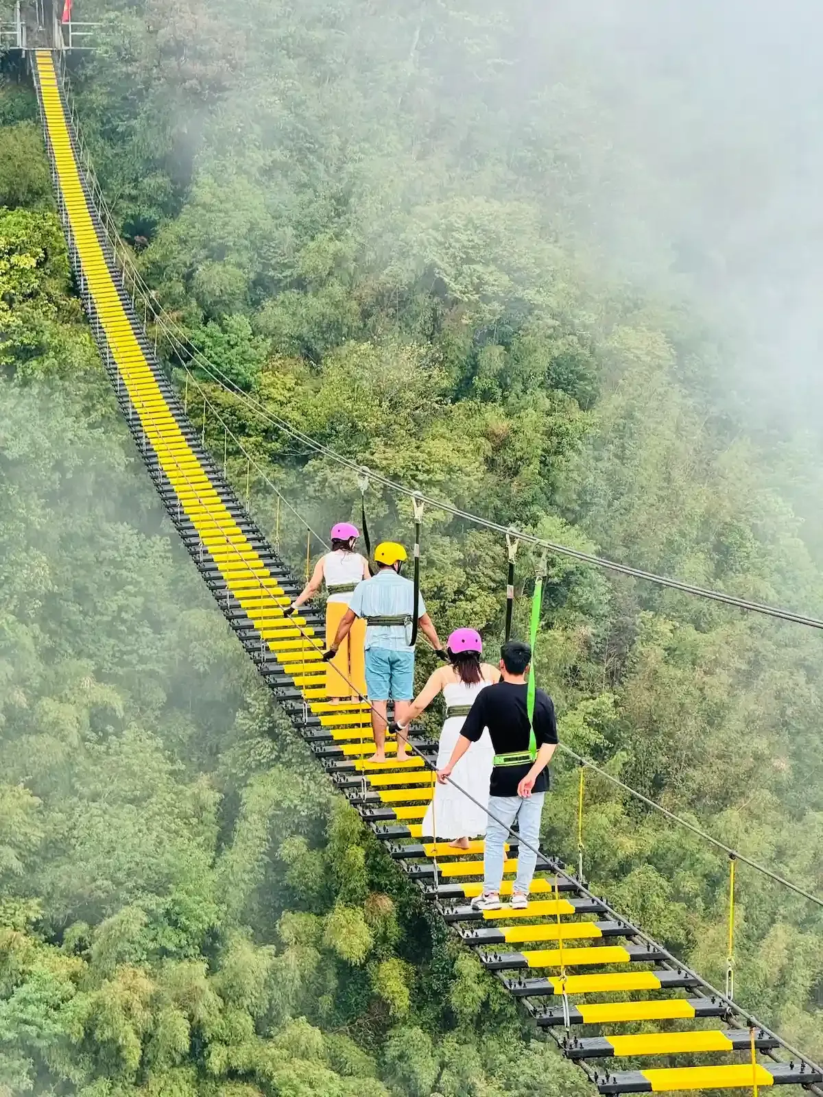 Trò chơi đi cầu gỗ Độc Mộc tại Cầu Kính Rồng Mây