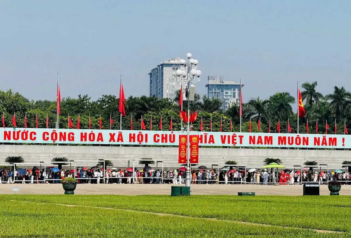Dòng người xếp hàng vào viếng Lăng Bác
