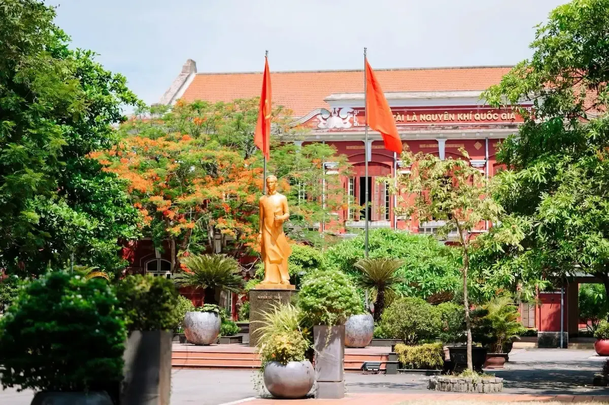 Sân trường Quốc Học Huế