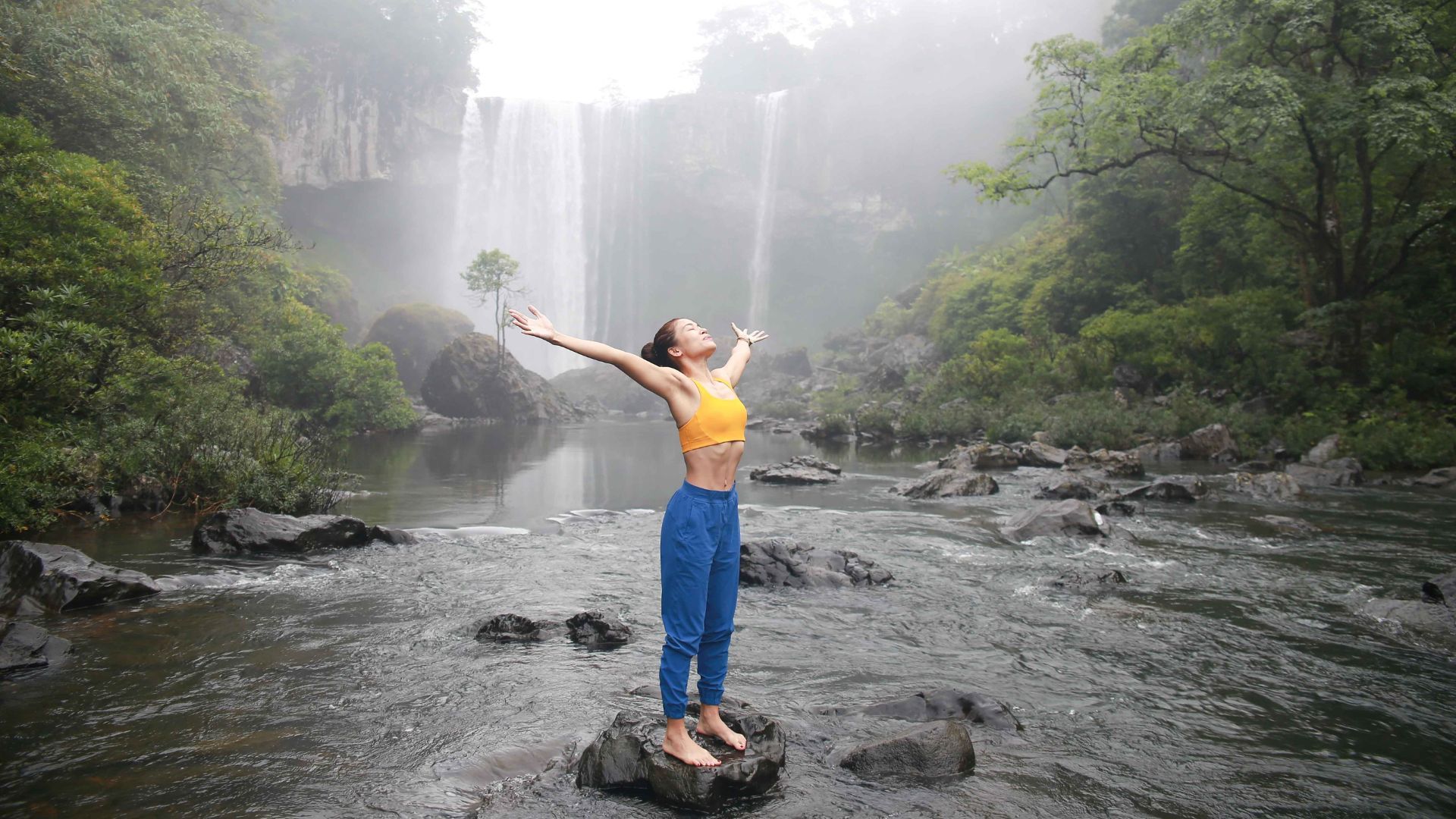 con người nhỏ bé giữa thác K50 trong tour trekking