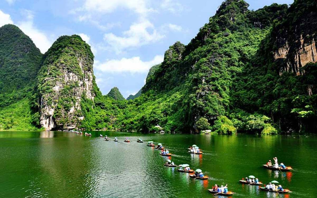 Boat carrying tourists to visit Trang An - Ninh Binh