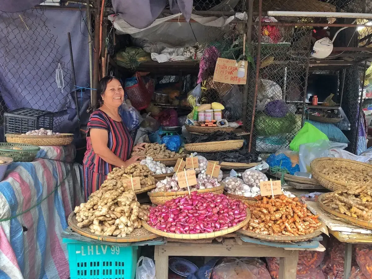Chủ sạp hàng tại chợ Đông Ba
